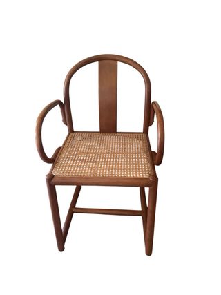 Silla de madera y ratán con asiento tejido