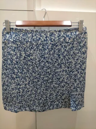 Falda mini Zara floral azul y blanco