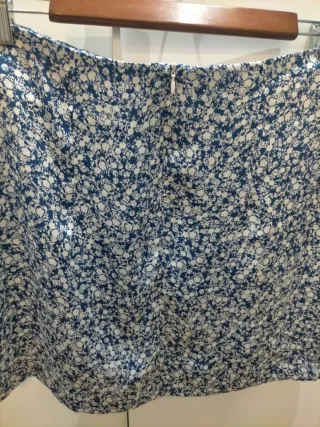 Falda mini Zara floral azul y blanco