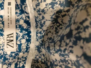 Falda mini Zara floral azul y blanco
