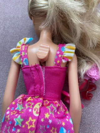 Barbie pintora con paleta y pincel