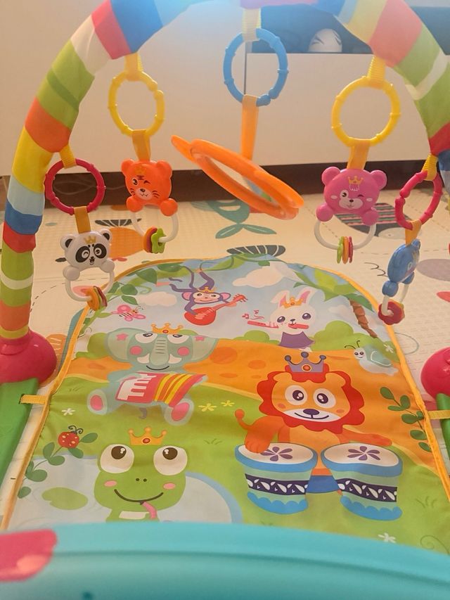 Alfombra de juegos para bebé con gimnasio