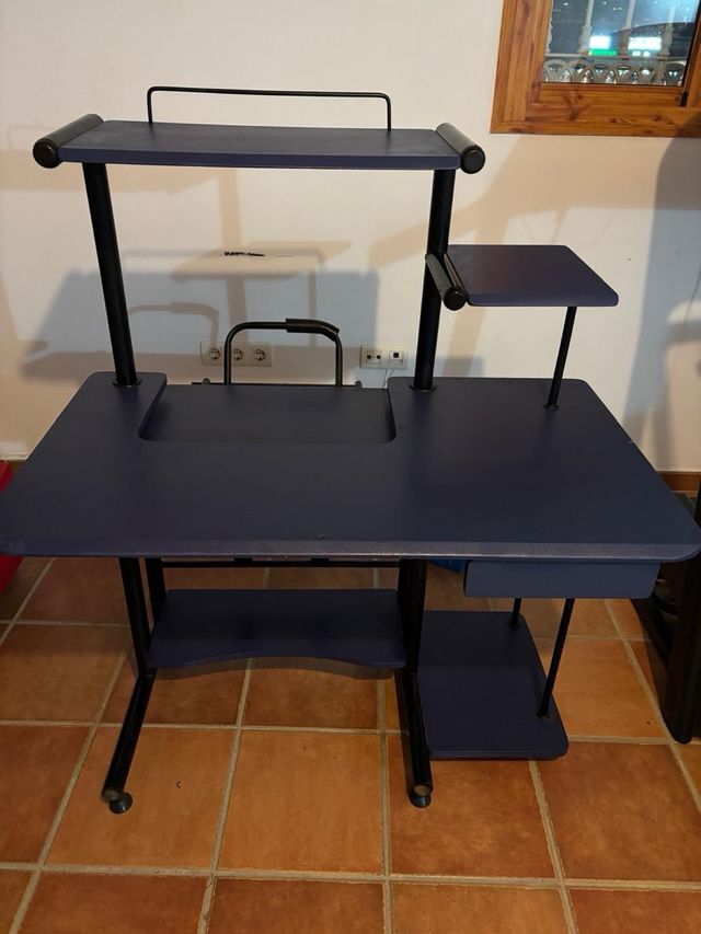 Mesa de ordenador azul y negra