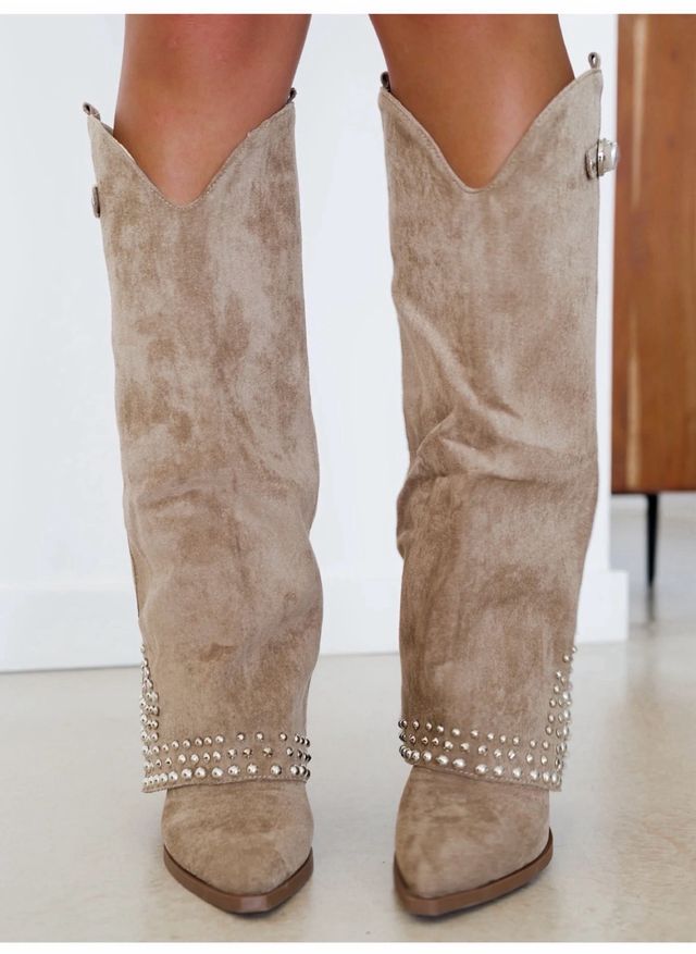 Botas cowboy tacón tachuelas beige