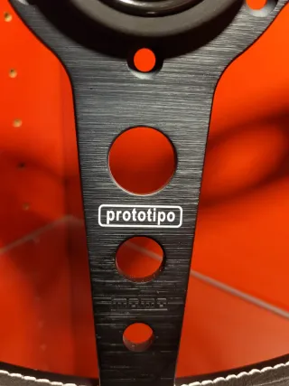 Volante Momo Prototipo Negro Piel Blanca