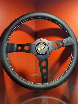 Volante Momo Prototipo Negro Piel Blanca