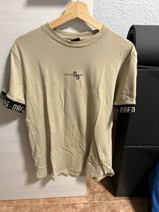 Camiseta Beige Bershka con Logo DB