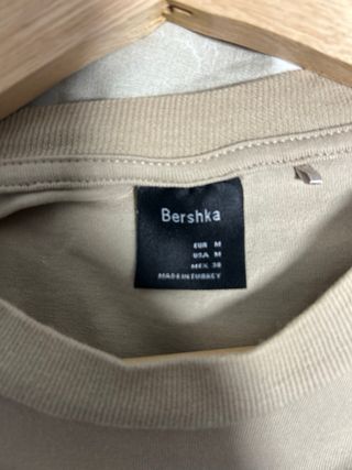 Camiseta Beige Bershka con Logo DB
