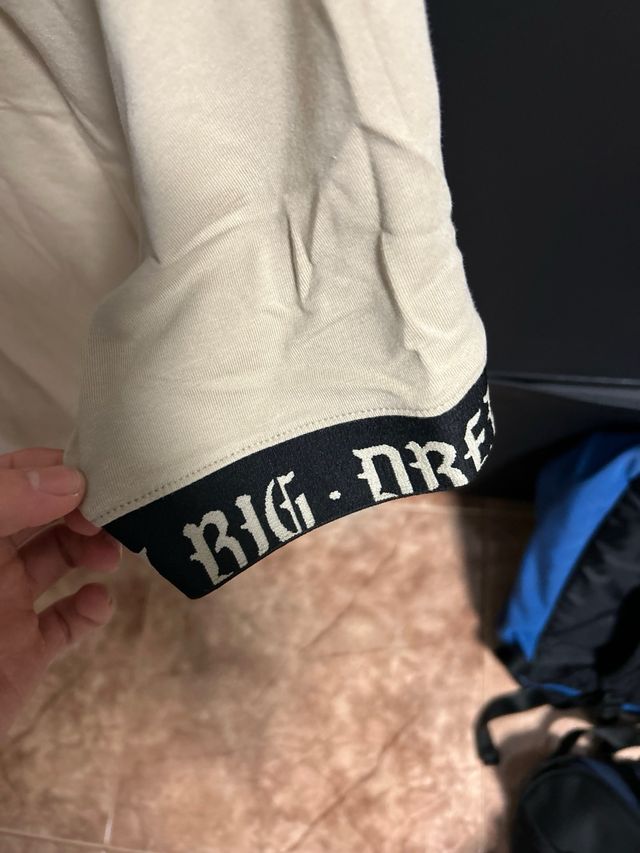 Camiseta Beige Bershka con Logo DB