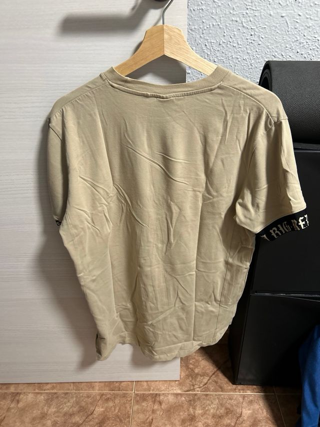 Camiseta Beige Bershka con Logo DB