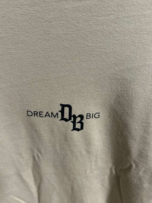 Camiseta Beige Bershka con Logo DB