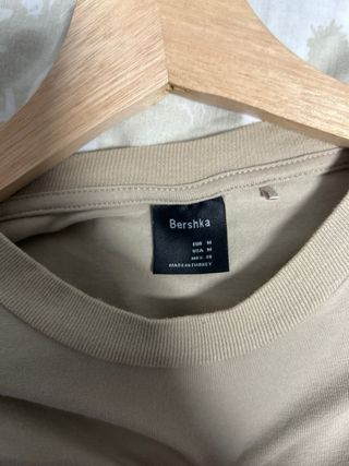 Camiseta Beige Bershka con Logo DB