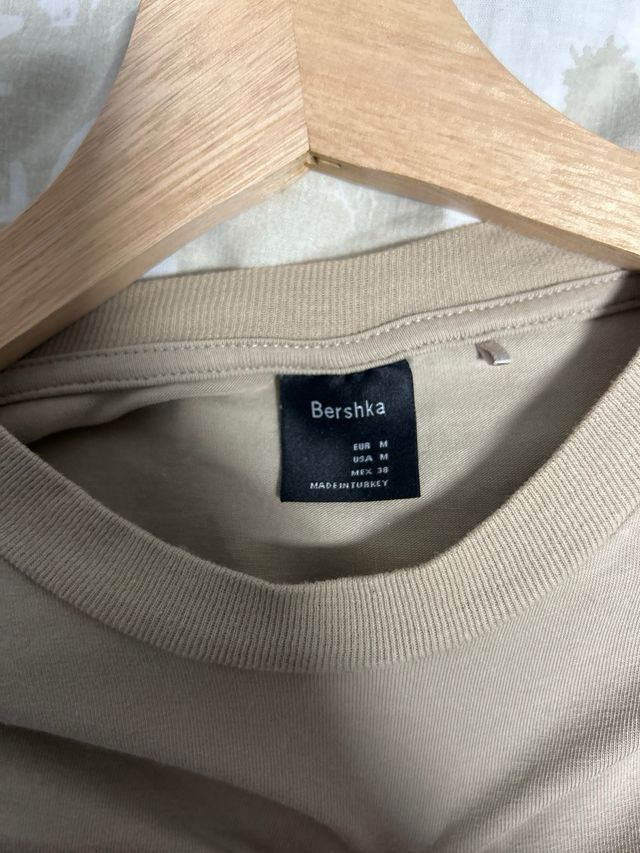 Camiseta Beige Bershka con Logo DB
