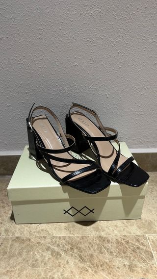 Sandalias negras tacón efecto piel