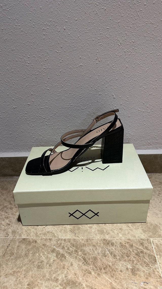 Sandalias negras tacón efecto piel