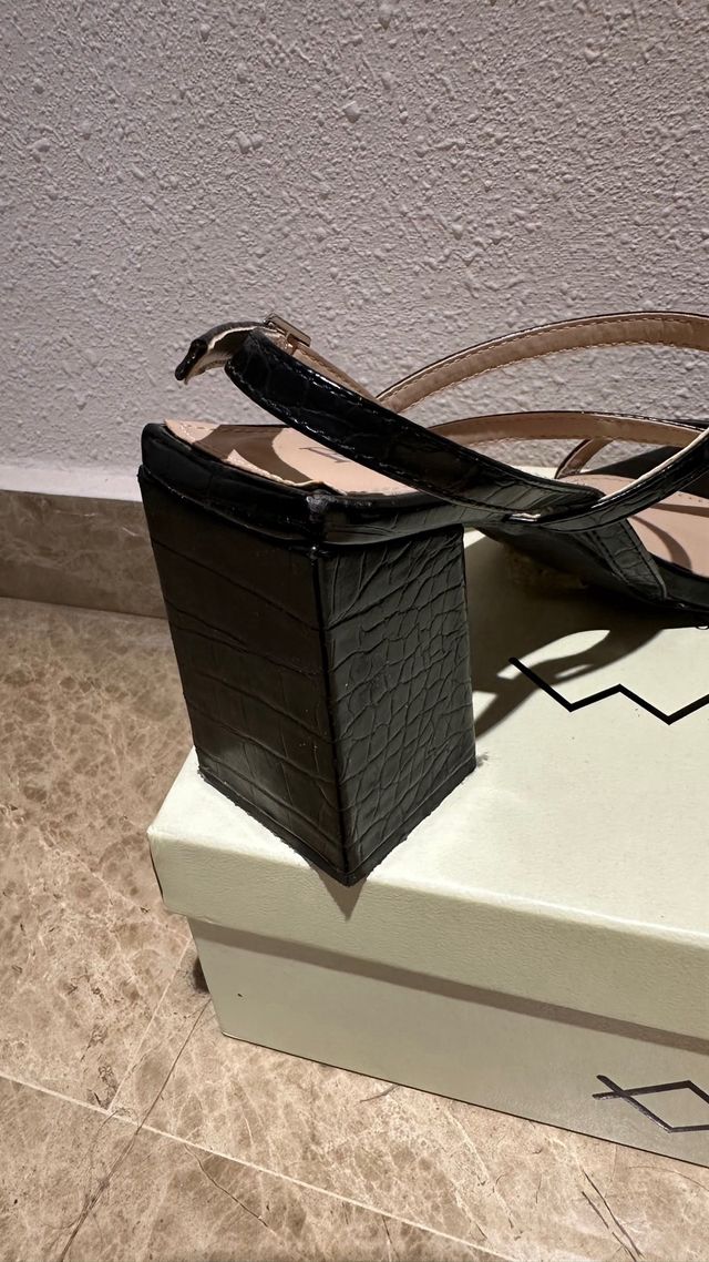 Sandalias negras tacón efecto piel