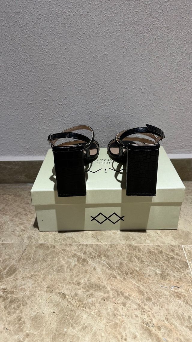 Sandalias negras tacón efecto piel