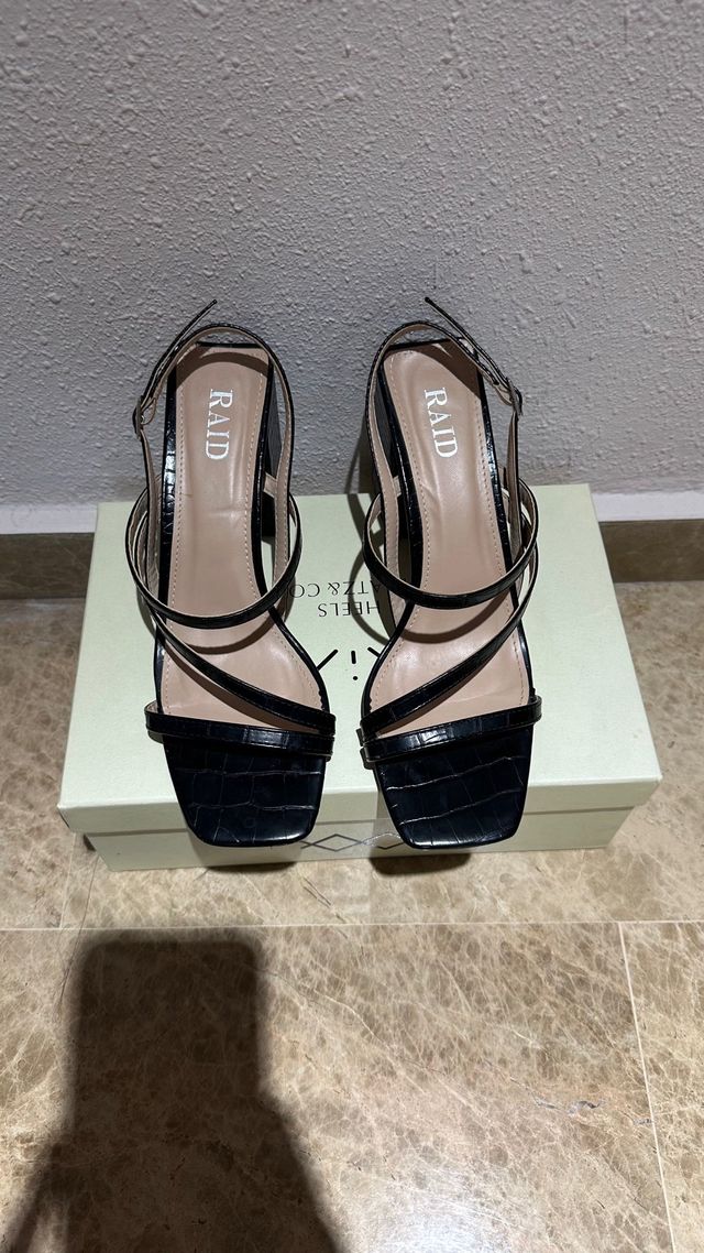 Sandalias negras tacón efecto piel