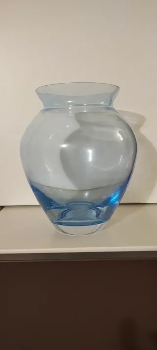Vaso in vetro blu trasparente