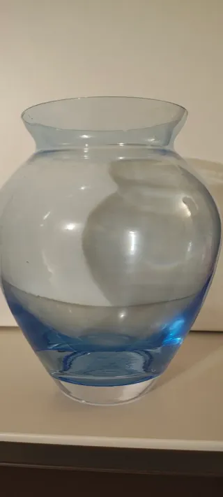 Vaso in vetro blu trasparente