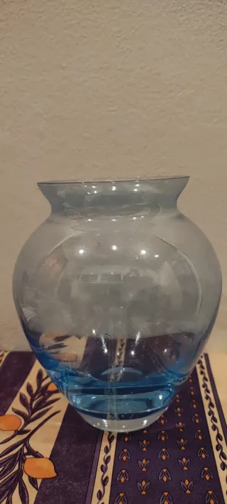 Vaso in vetro blu trasparente