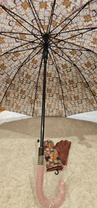 Paraguas y guantes con estampado de gatos