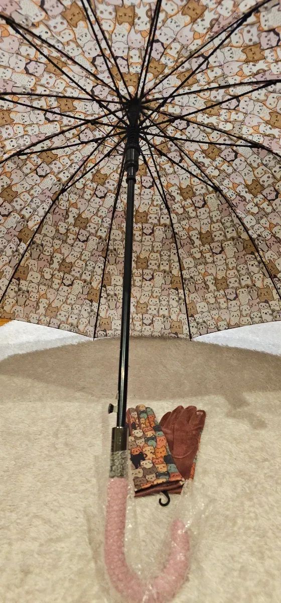 Paraguas y guantes con estampado de gatos