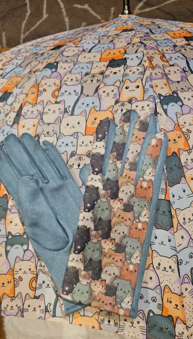 Paraguas y guantes con estampado de gatos