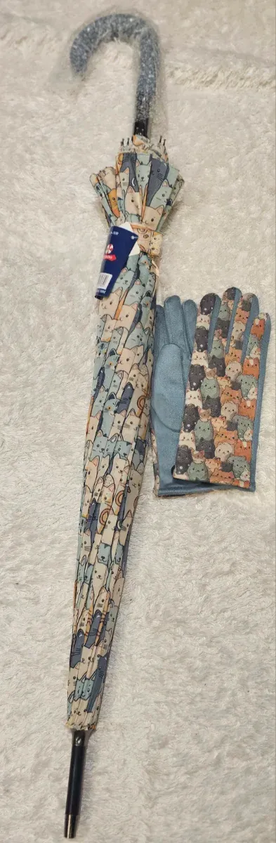 Paraguas y guantes con estampado de gatos