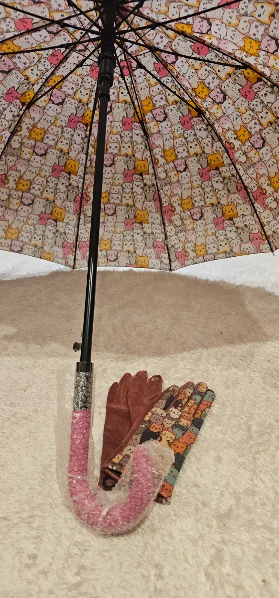 Paraguas y guantes con estampado de gatos