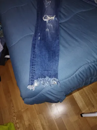 Pantalón vaquero mujer desgastado