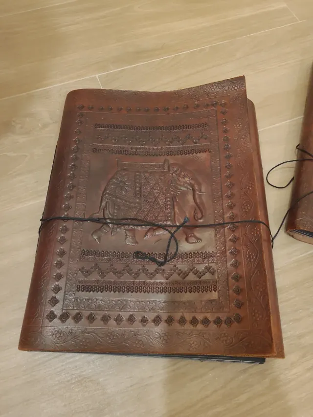 Conjuntos de cuadernos de piel con diseño grabados