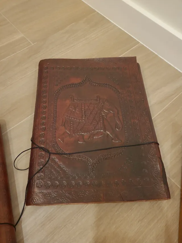 Conjuntos de cuadernos de piel con diseño grabados