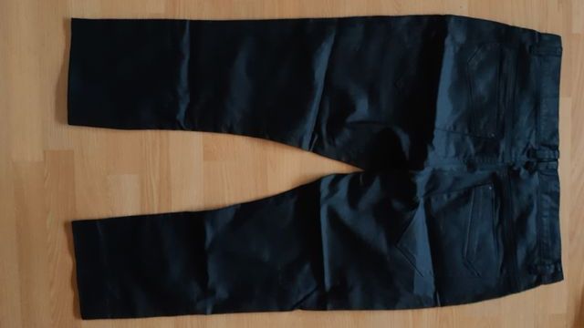 Pantalones negros encerados