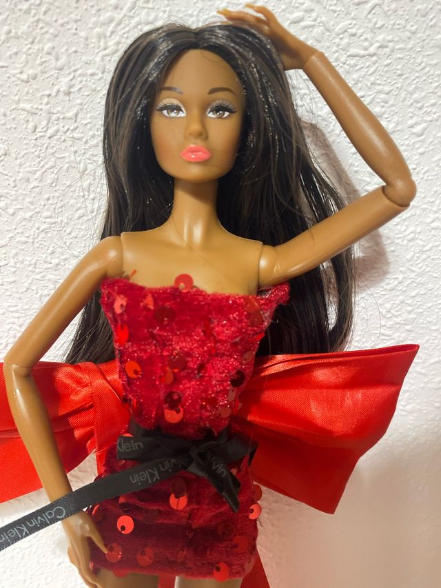 Muñeca estilo Barbie vestido rojo lentejuelas