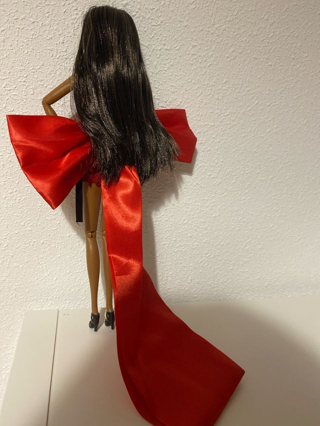 Muñeca estilo Barbie vestido rojo lentejuelas