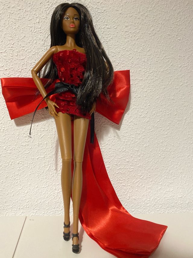 Muñeca estilo Barbie vestido rojo lentejuelas