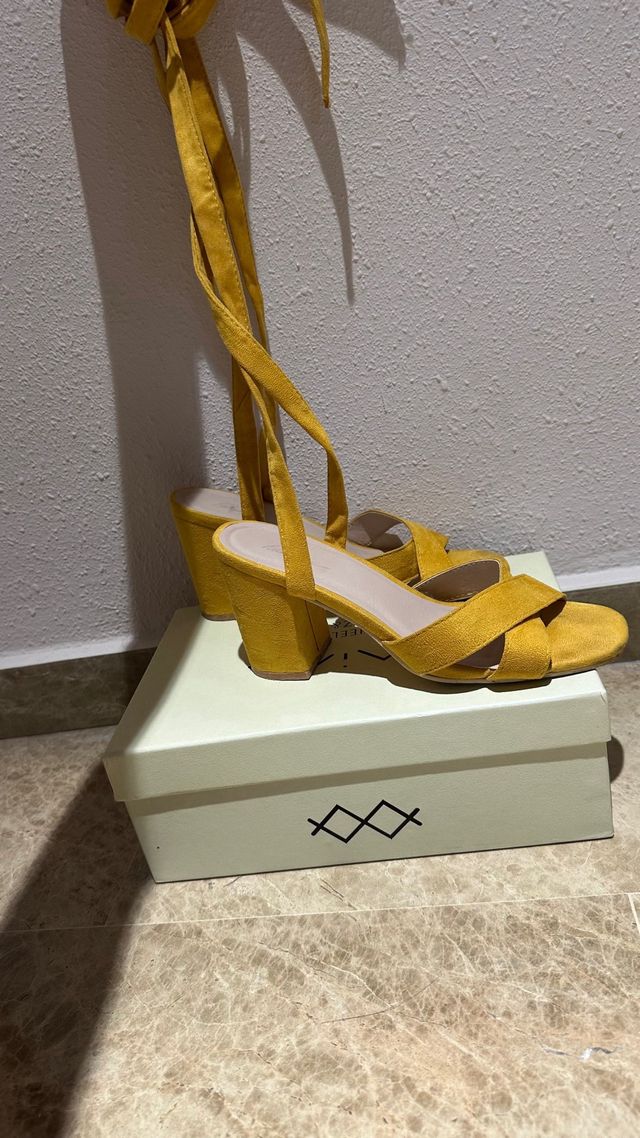 Sandalias de tacón color mostaza