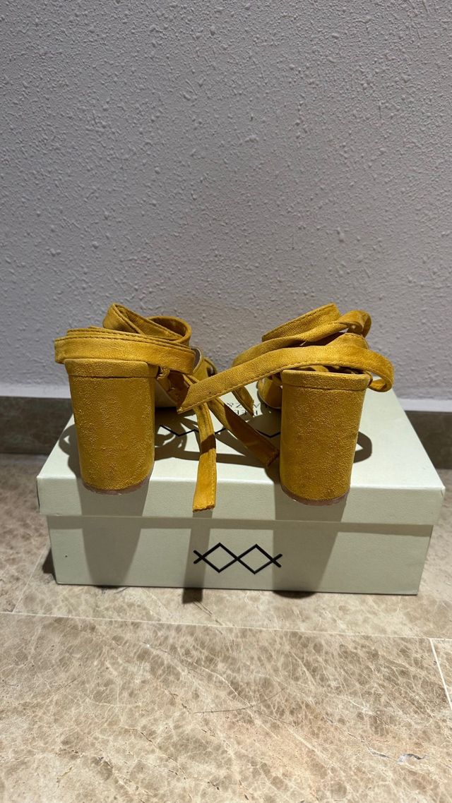 Sandalias de tacón color mostaza