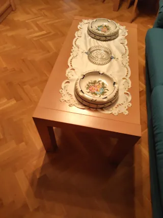 Mueble de salón de madera y accesorios.