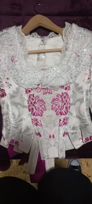 Traje de fallera rosa y blanco