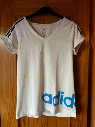 Camiseta Adidas blanca con logo azul