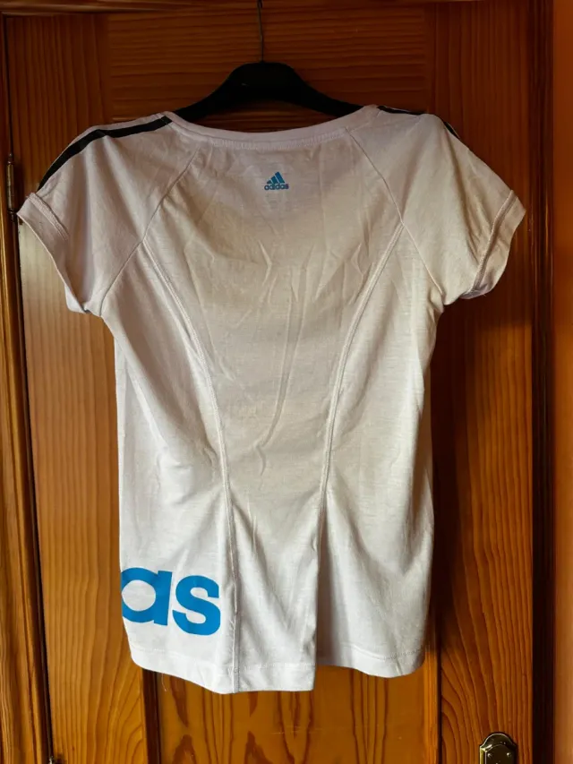 Camiseta Adidas blanca con logo azul