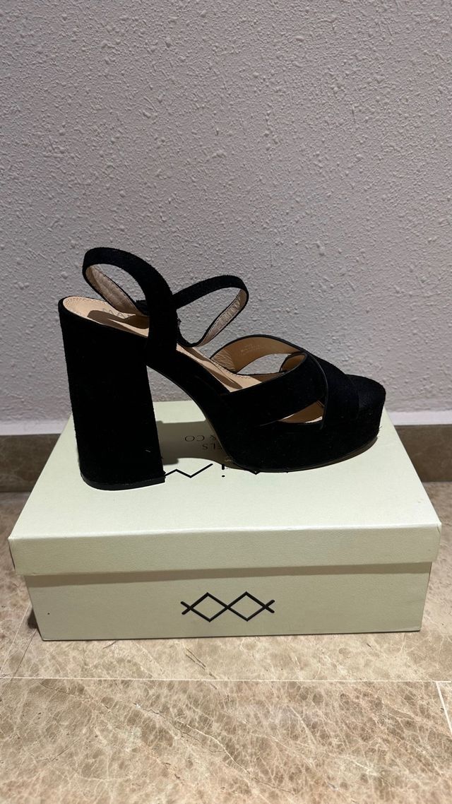 Sandalia tacón plataforma negra