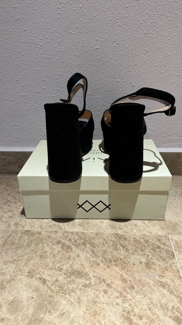 Sandalia tacón plataforma negra