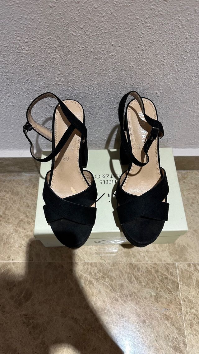 Sandalia tacón plataforma negra