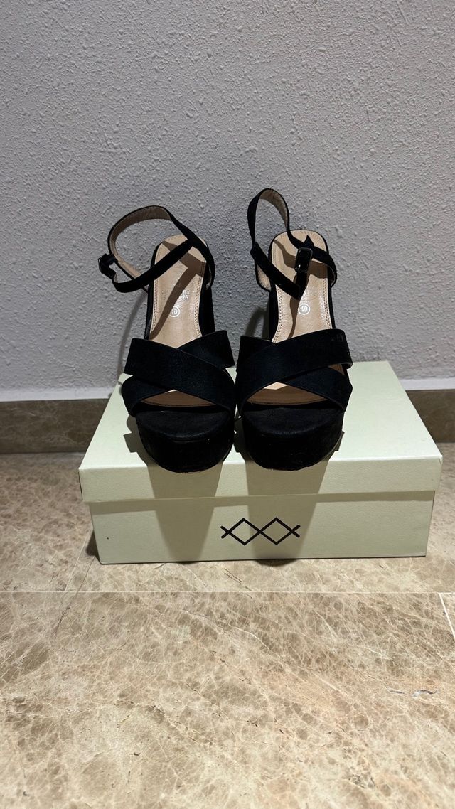 Sandalia tacón plataforma negra