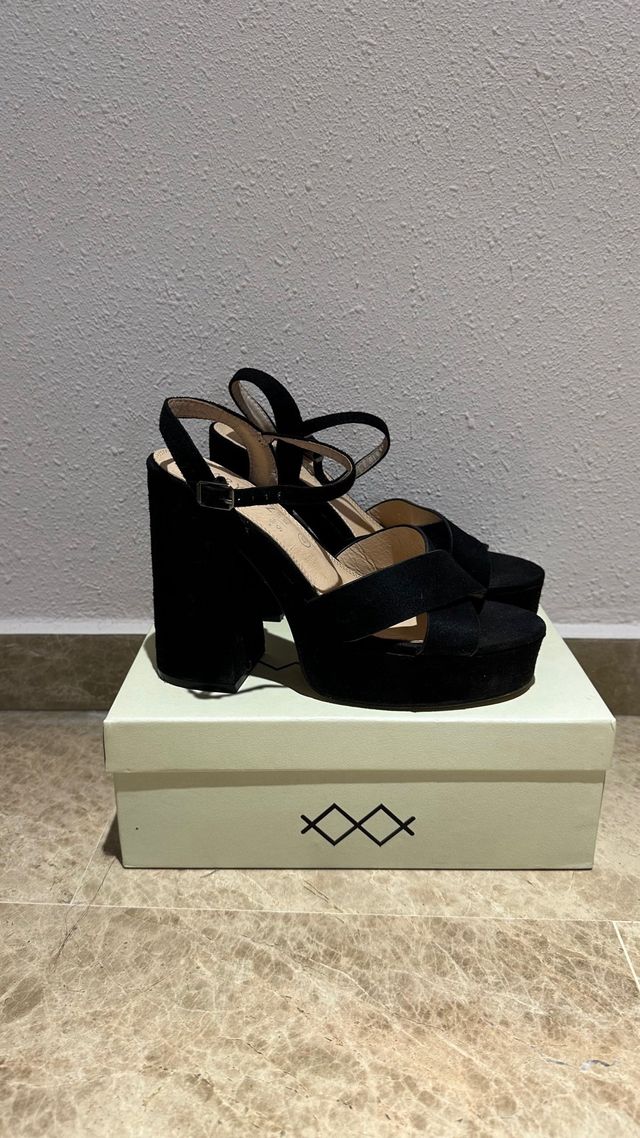 Sandalia tacón plataforma negra