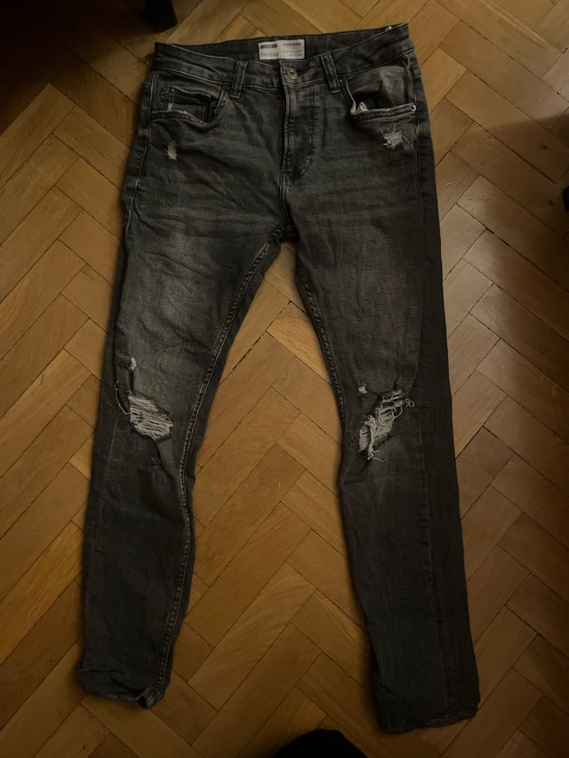 Vaqueros Bershka grises rotos