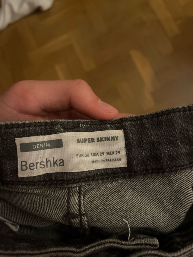 Vaqueros Bershka grises rotos
